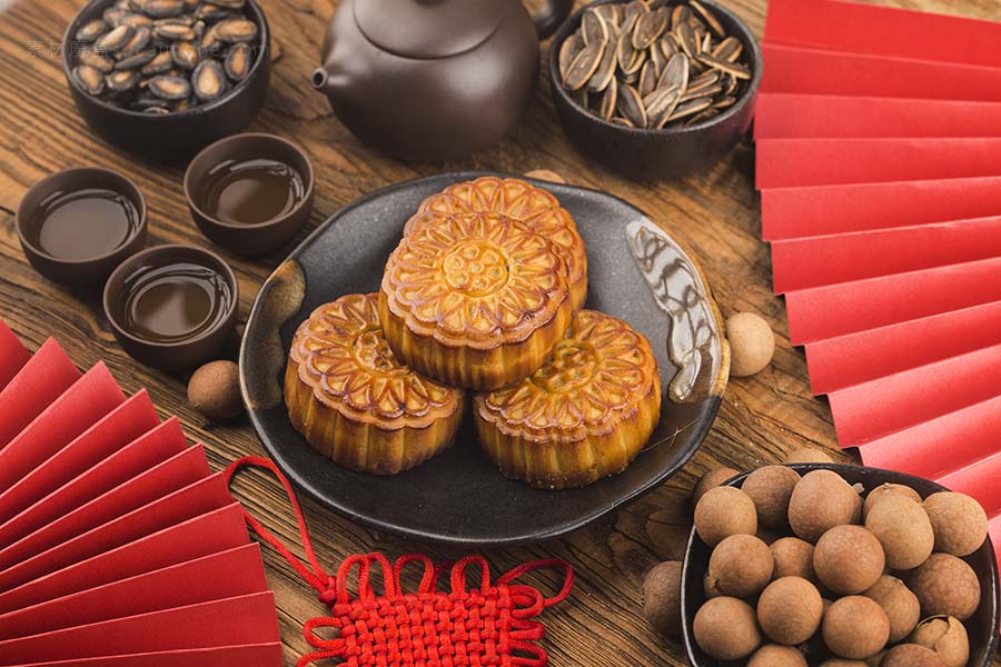 中秋节概念，茶杯桌上的传统月饼