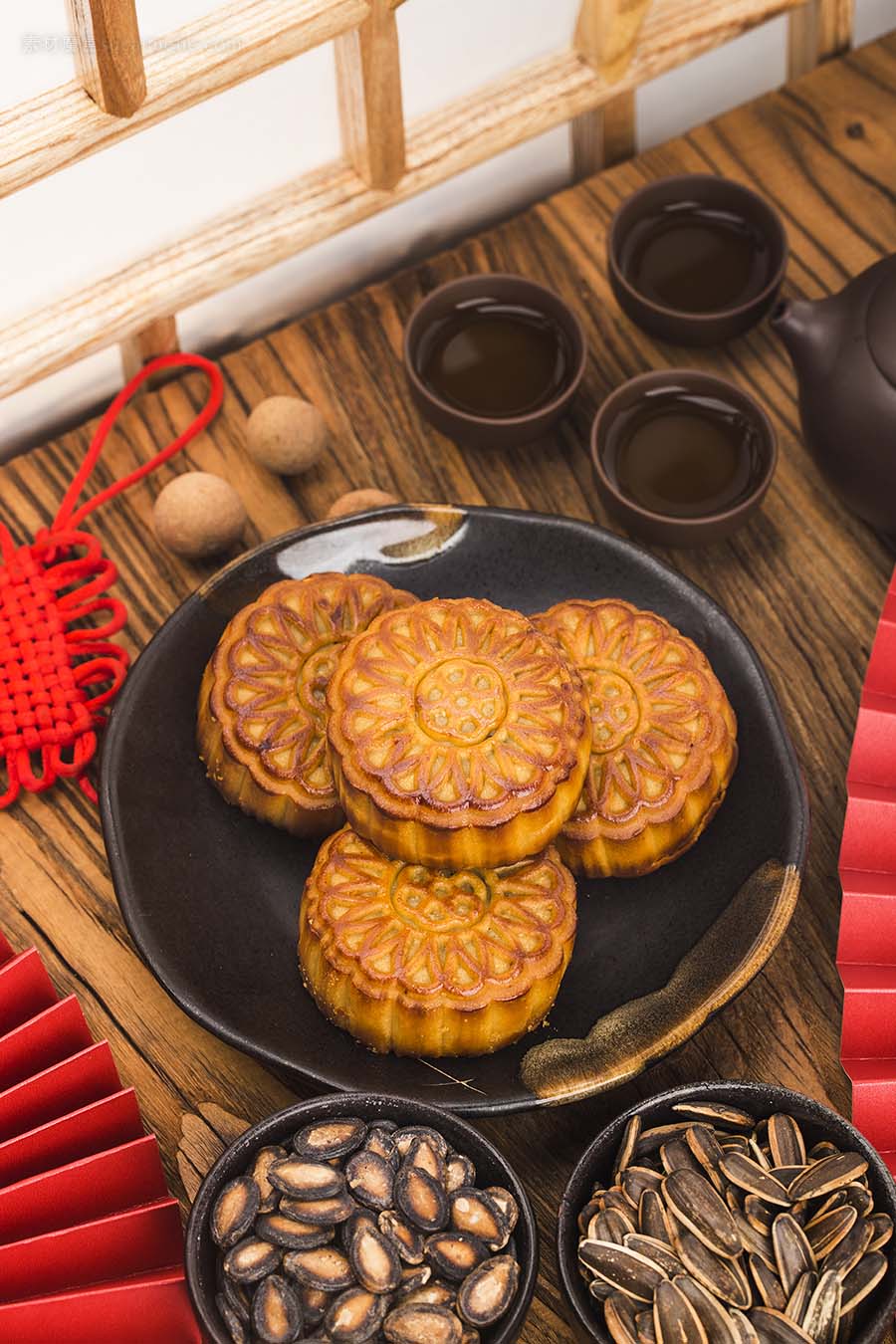 中秋节概念-茶杯桌上的传统月饼