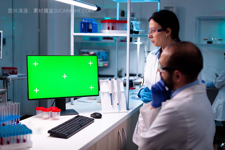 现代医学研究实验室与两名科学家使用带绿色色度键屏幕的计算机