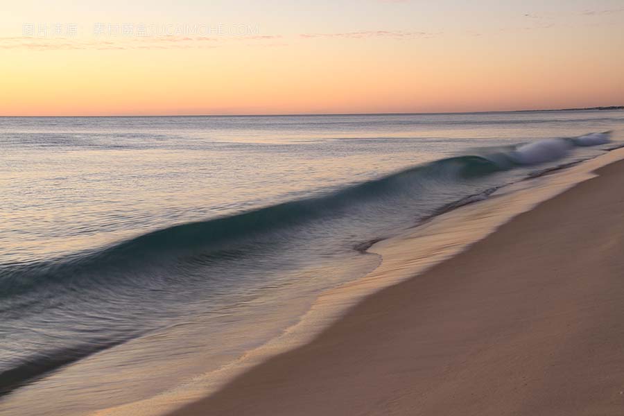 清晨光照耀金色海浪沙滩