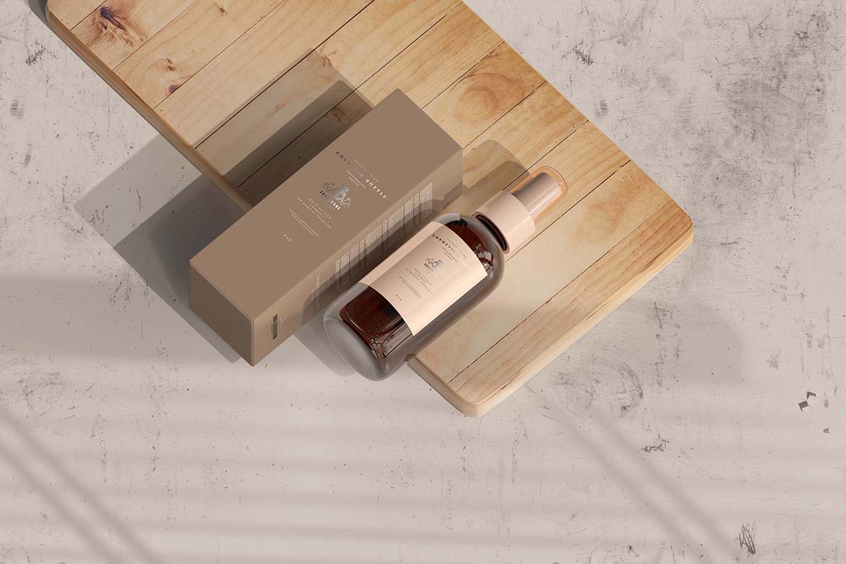 带有框样机的琥珀色玻璃化妆品喷雾瓶Psd源文件amber-glass-cosmetic-spray-bottle-with-box-mockup