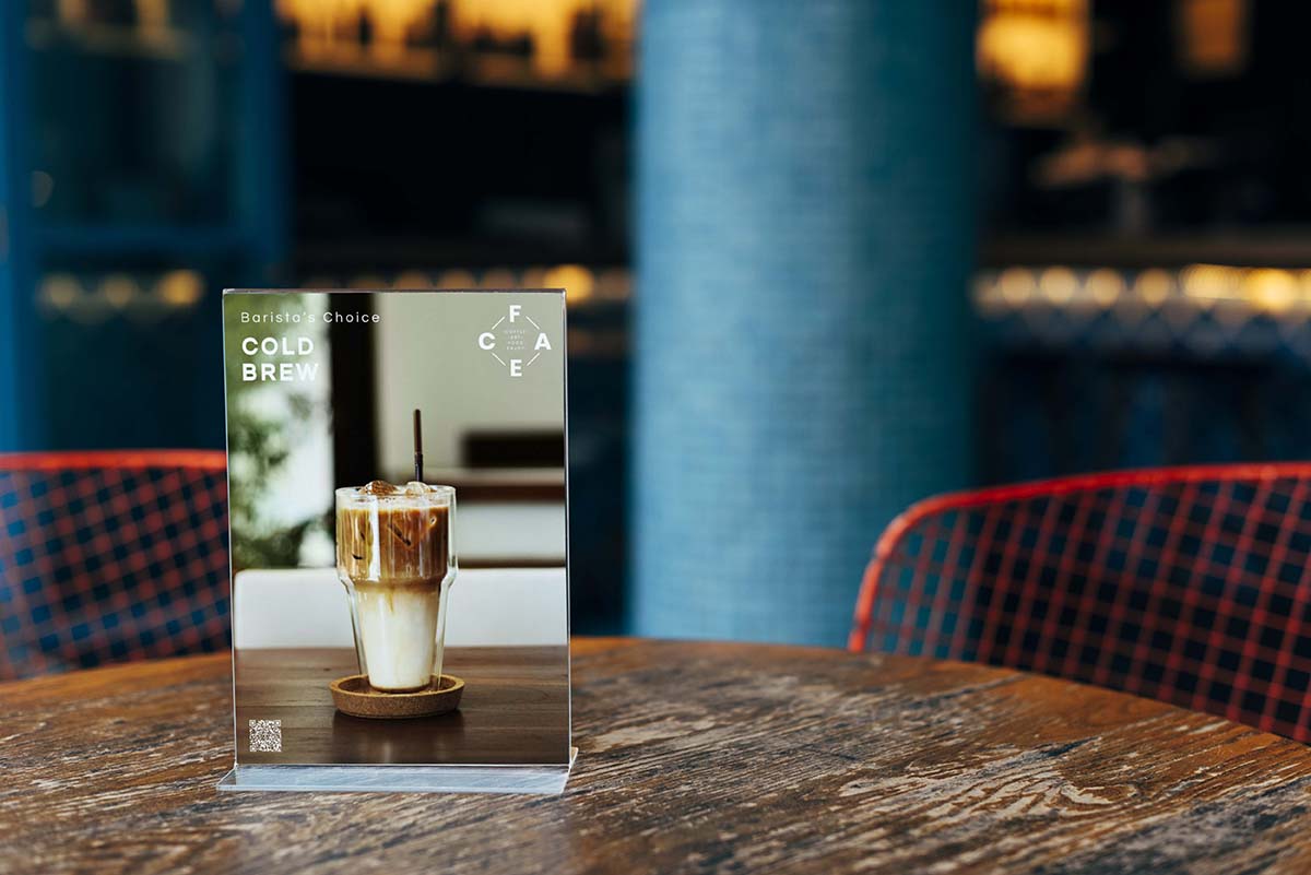 餐厅餐桌菜单标牌样机PSD源文件mockup-restaurant-table-sign-board-高端样机-素材魔盒网—免费素材下载
