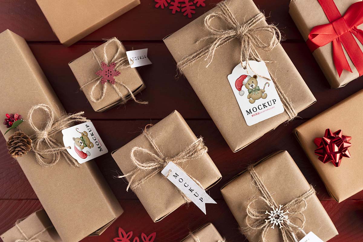 牛皮纸包装的圣诞节礼盒和标签样机PSD源文件christmas-mock-up-various-wrapped-gifts