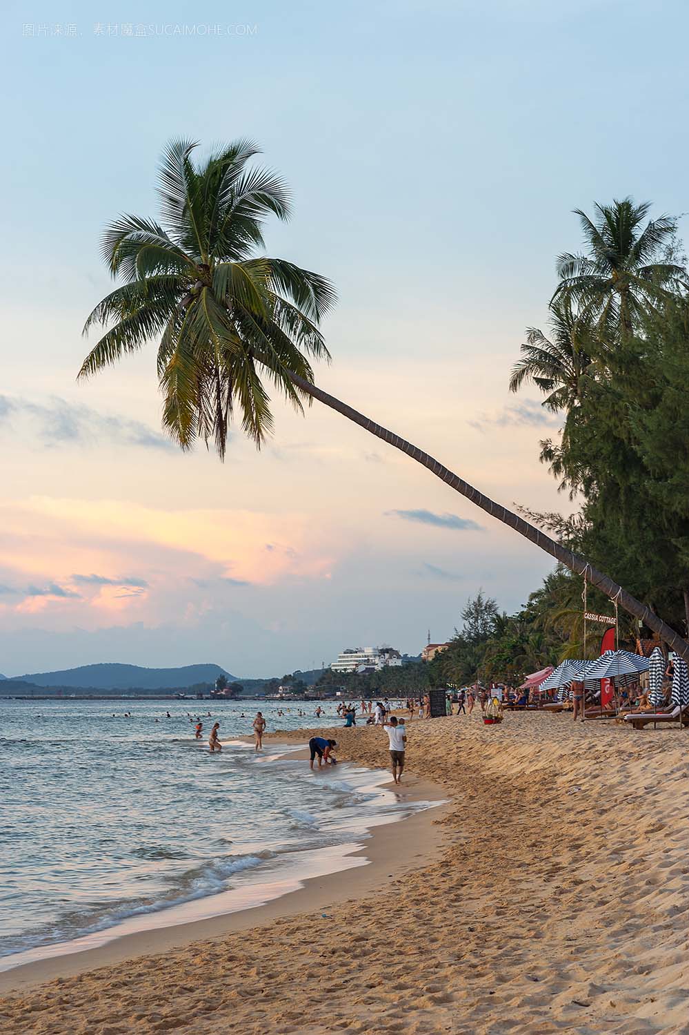 越南富国岛长滩-日落时分的海滩海岸线