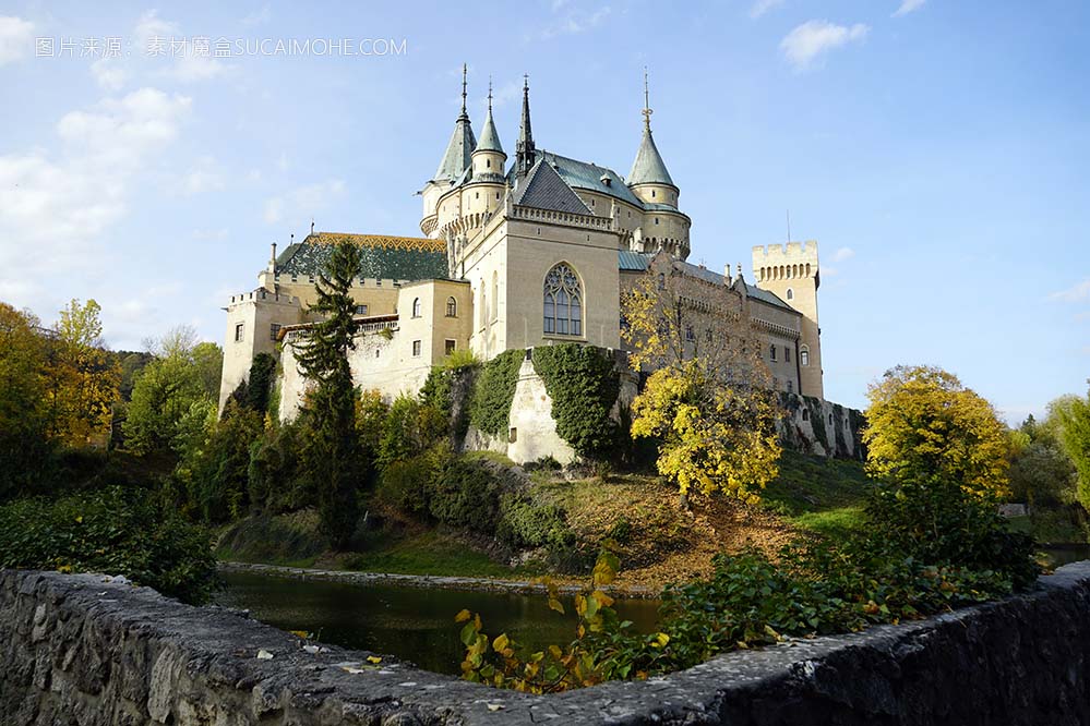 白天在斯洛伐克美丽的历史悠久的博伊尼斯城堡