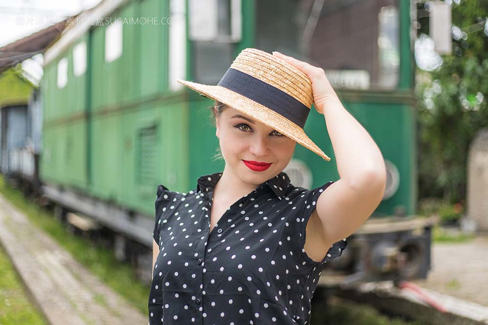 一个戴着帽子准备登上火车的女人
