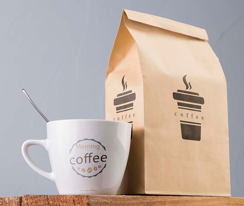 咖啡牛皮纸包装袋瓷杯组合样机PSD源文件mock-up-mug-coffee-bag