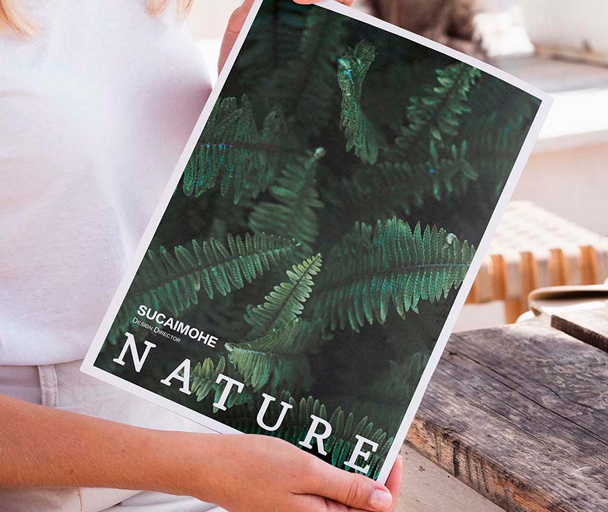 手拿杂志样机PSD源文件close-up-hands-showing-nature-magazine-mock-up