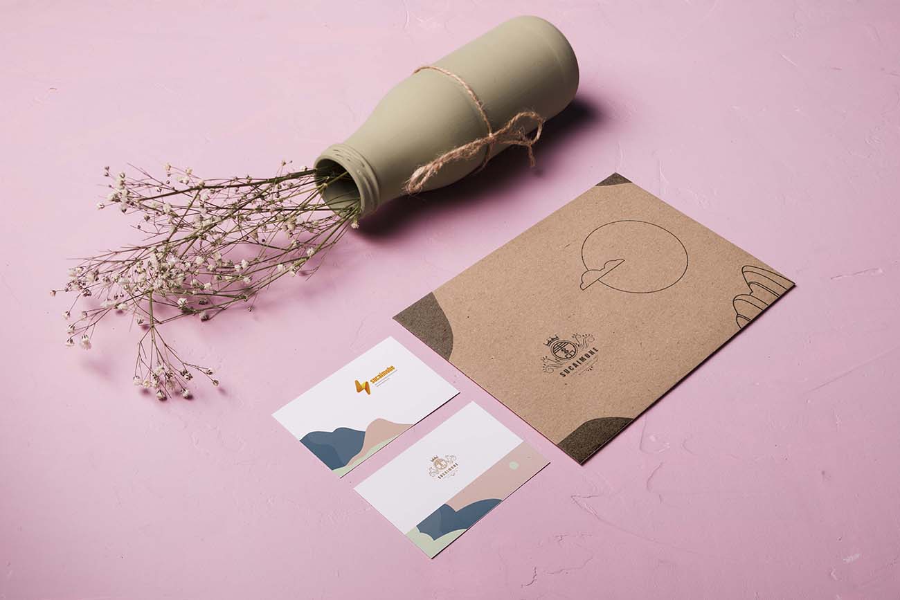 粉色少女心信封和花瓶组合样机Psd源文件-high-angle-envelope-vase-composition