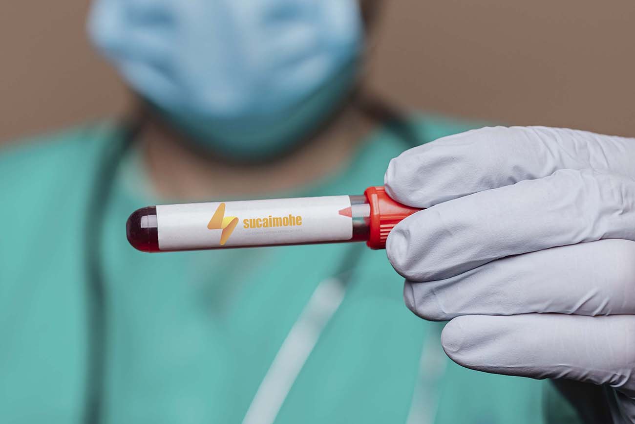 外科医生拿着血液试管样机Surgeon holding a blood test tube mockup