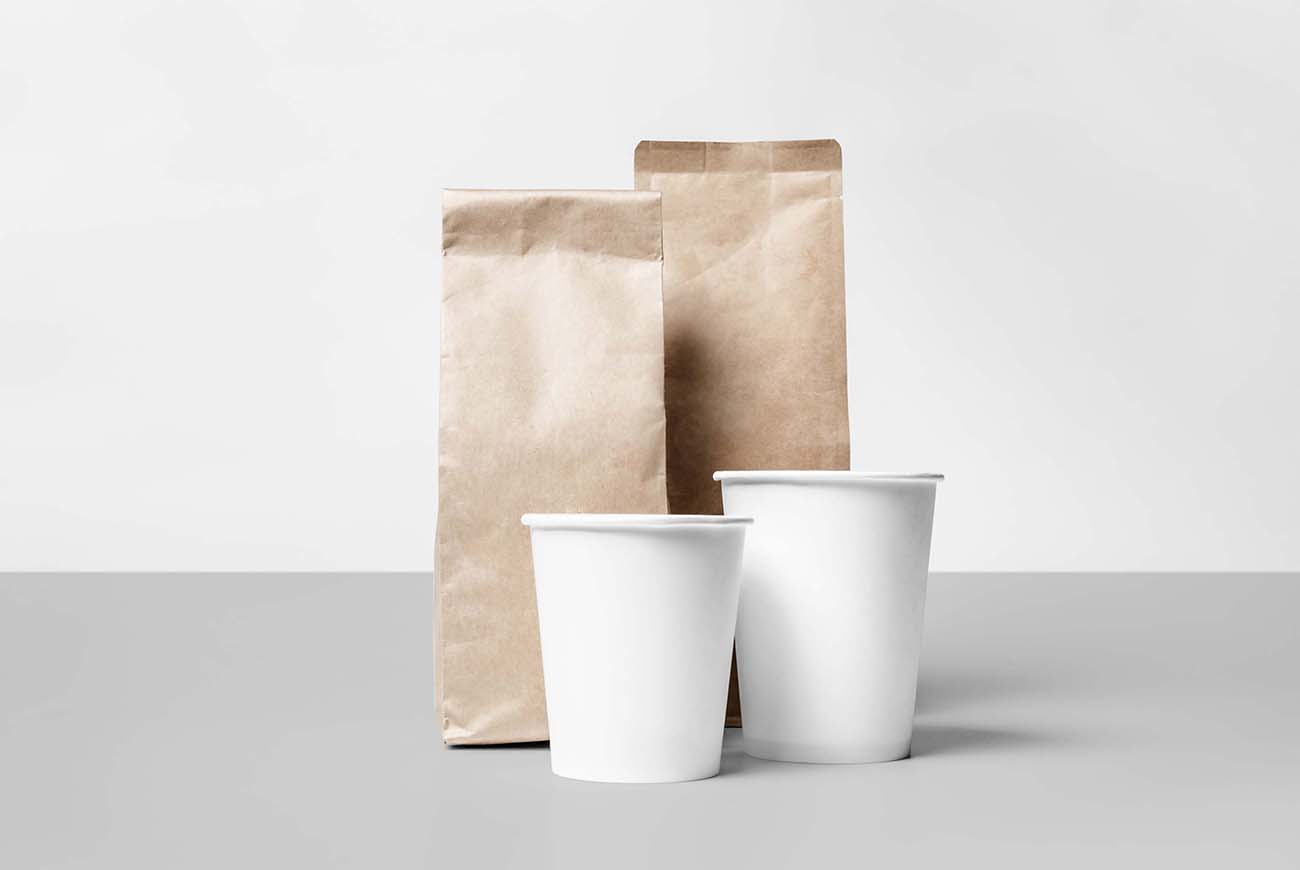 两个咖啡豆包装袋和两个咖啡纸杯样机PSD源文件