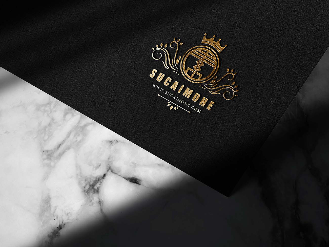 黑纸上的豪华浮雕金色徽标LOGO样机Psd源文件luxury-embossed-gold-logo-mockup-black-paper