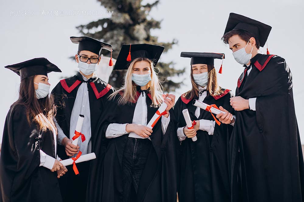 一群戴着口罩庆祝毕业的学生