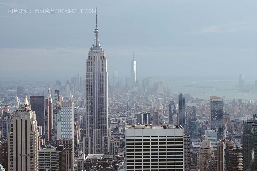 纽约市远处帝国大厦和金融区的景色