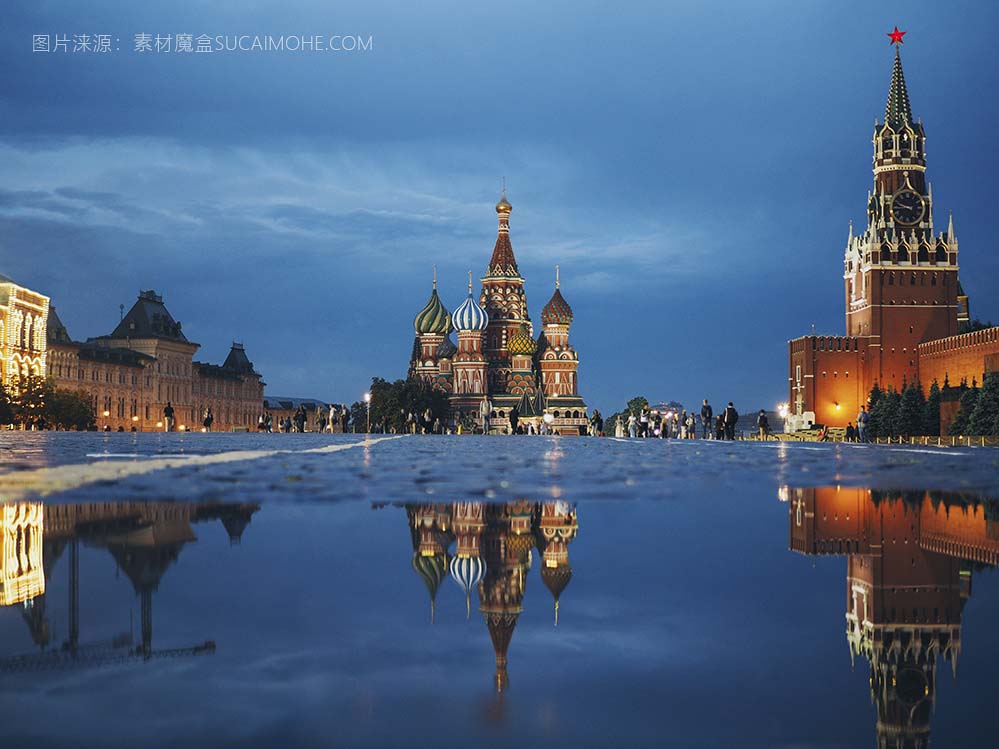 莫斯科红场在夜间河中的倒影