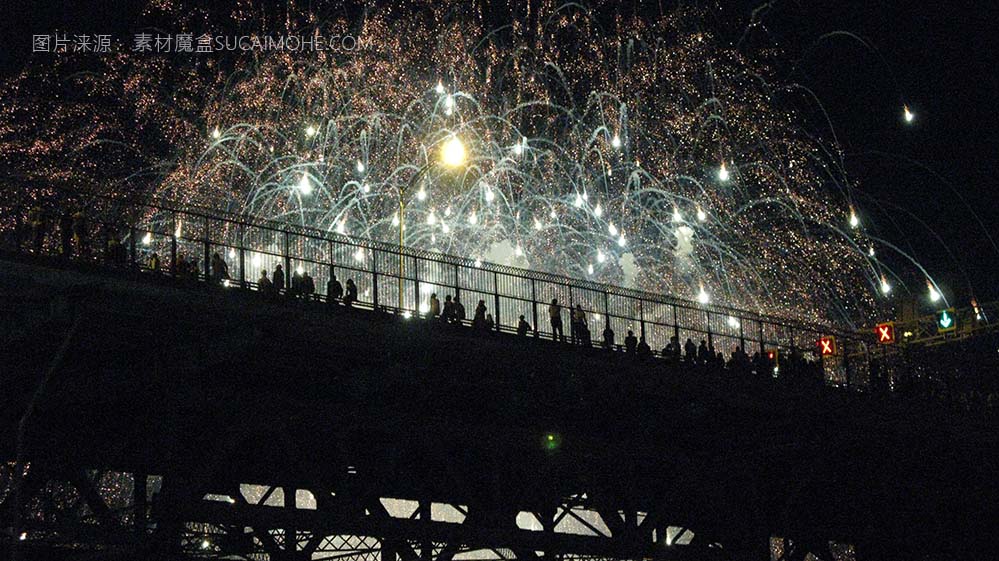 蒙特利尔的一座桥上的人们晚上用烟花庆祝