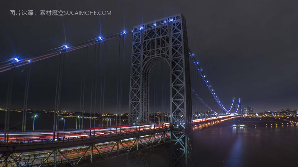 从城市的天际线拍摄的蓝色灯光照亮的桥梁的特写视图