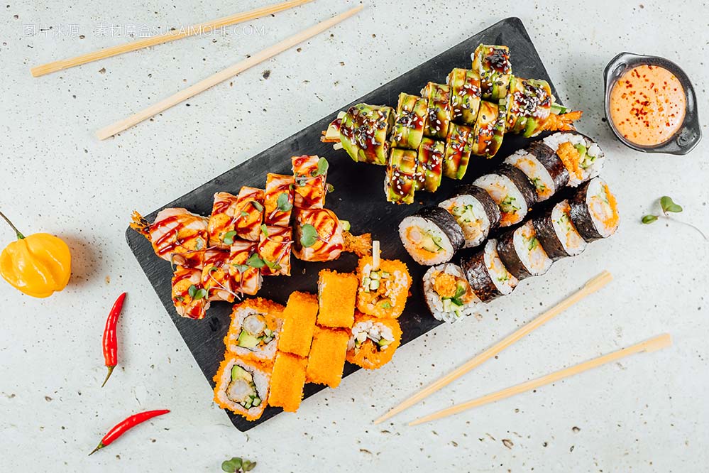 木板上美味可口的寿司的顶部视图