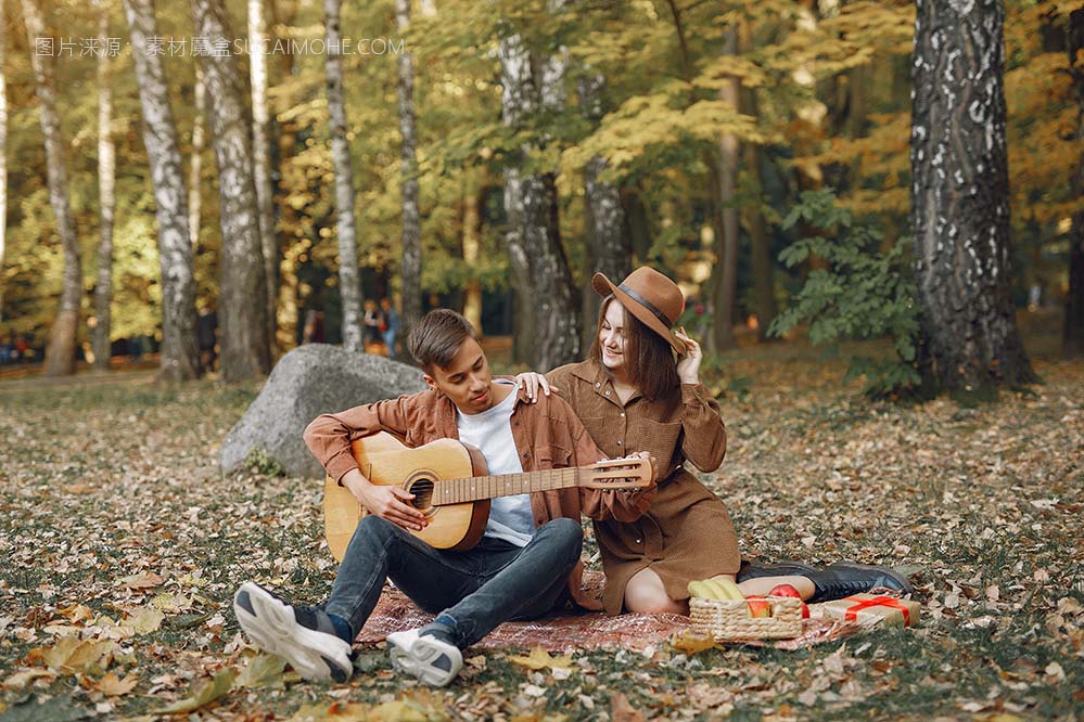 一对美丽的情侣在秋天的公园里度过