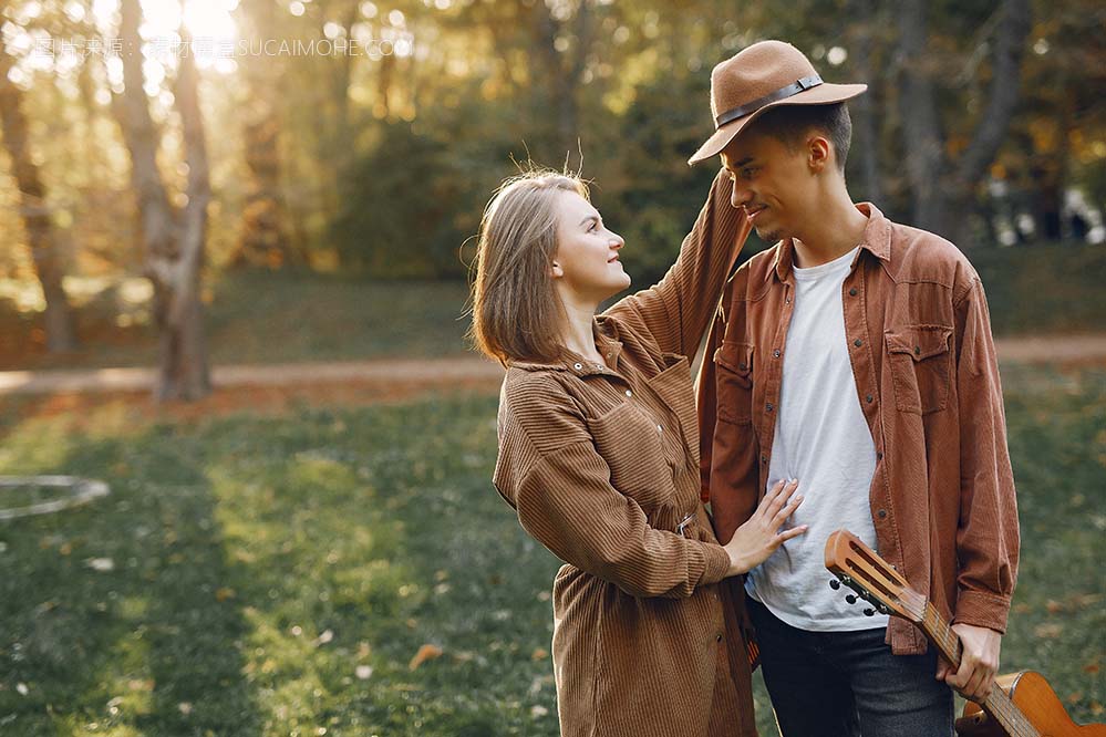 美丽的情侣在秋天的公园里度过时光