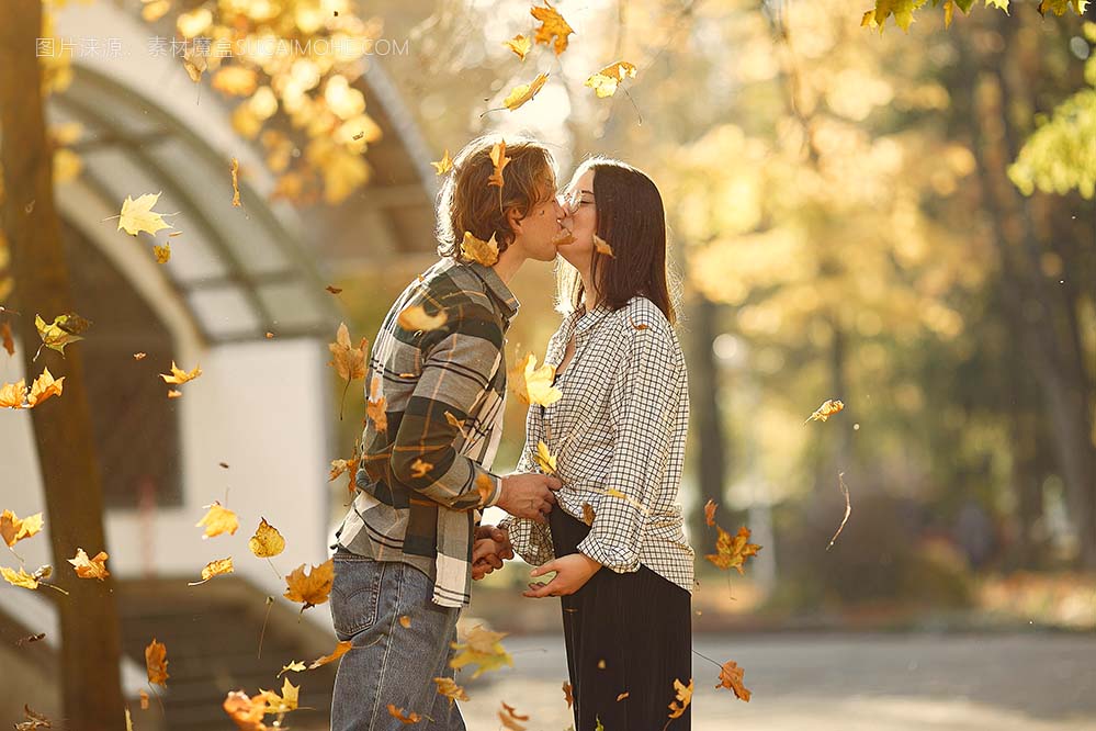 美丽的夫妇在秋天落叶的公园里度过时光照片