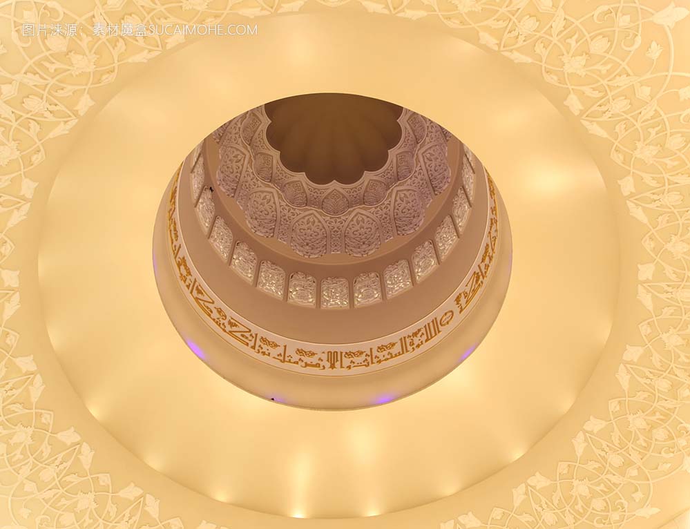 近摄镜头清真寺美丽的图案白色天花板照片
