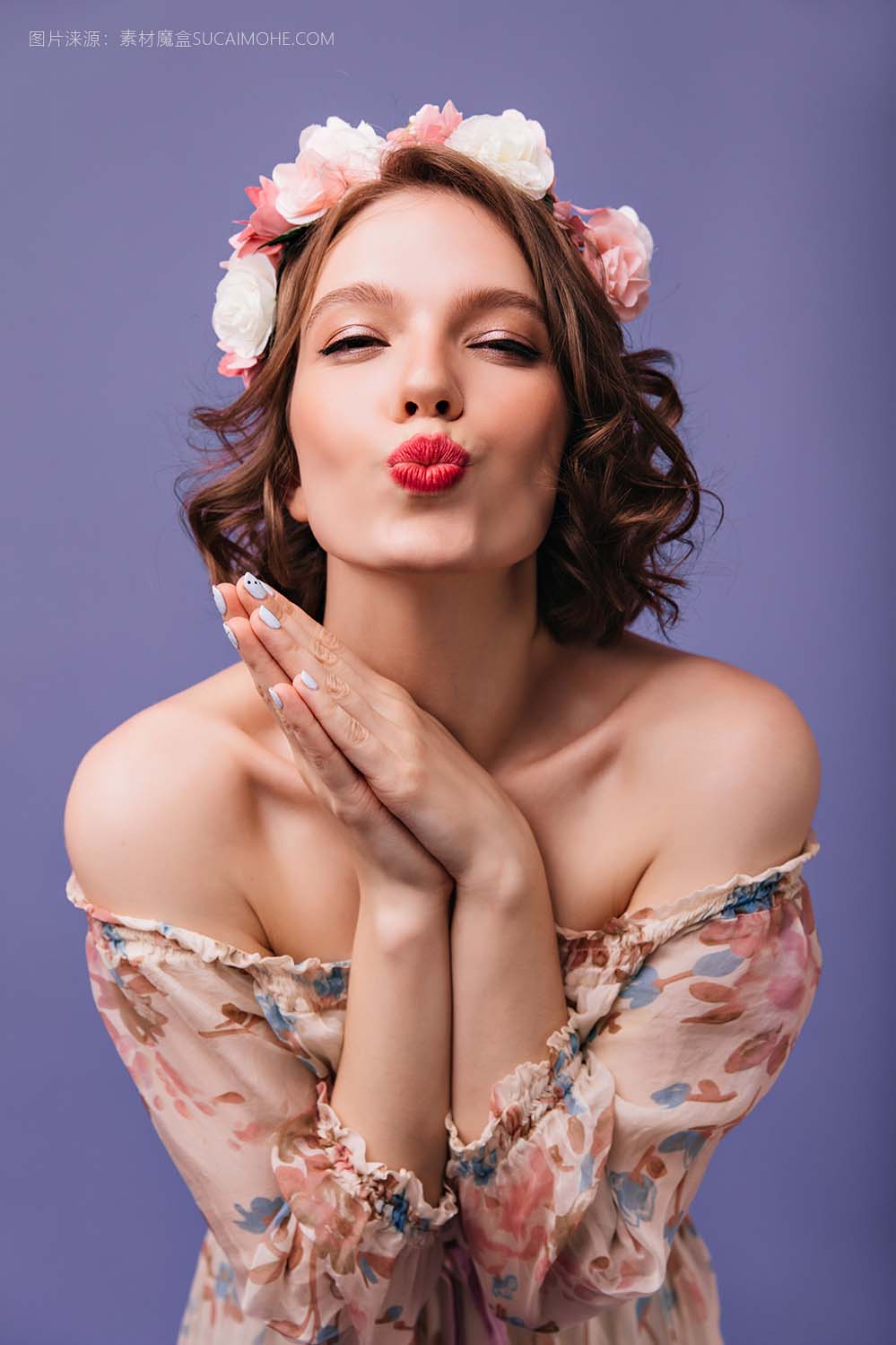 有摆在与亲吻的面孔表示的短的发型的热心美丽的女孩。的浪漫女人室内照片与花在孤立的头