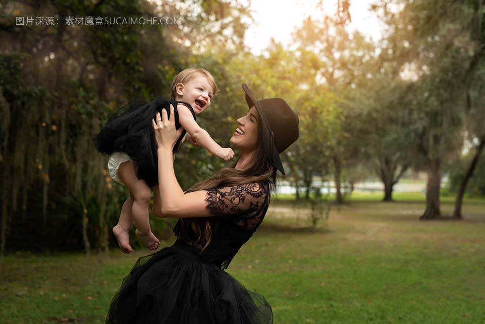 妈妈 女儿 黑色连衣裙 时尚 风格 帽子