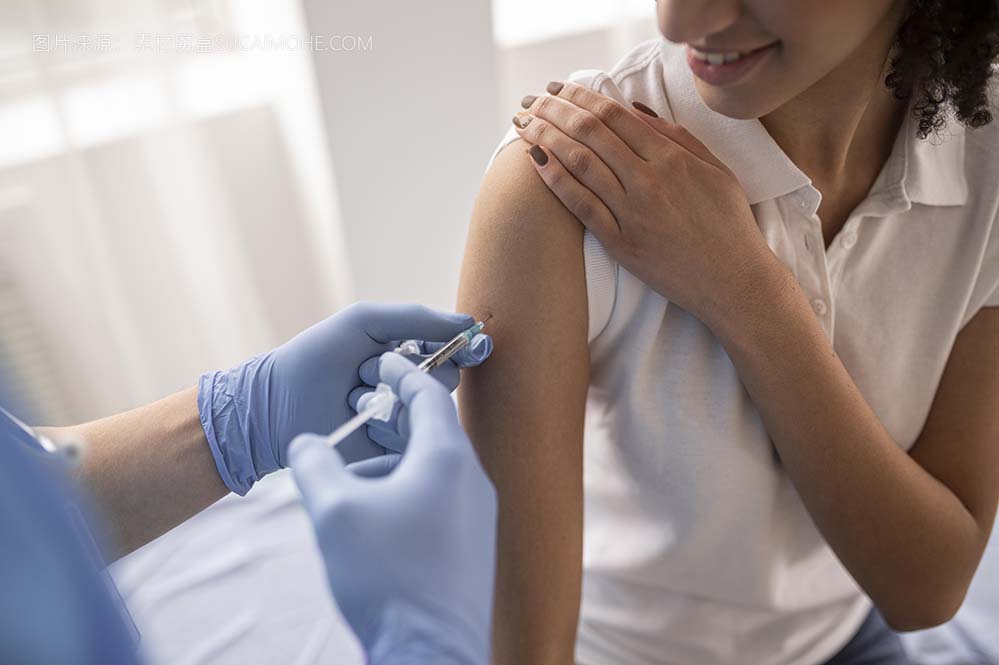 医生在诊所给病人接种疫苗照片