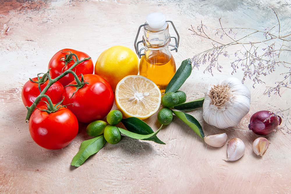 写视图西红柿瓶油大蒜西红柿与花梗柑橘类水果照片side-close-up-view-tomatoes-bottle-oil-garlic-tomato