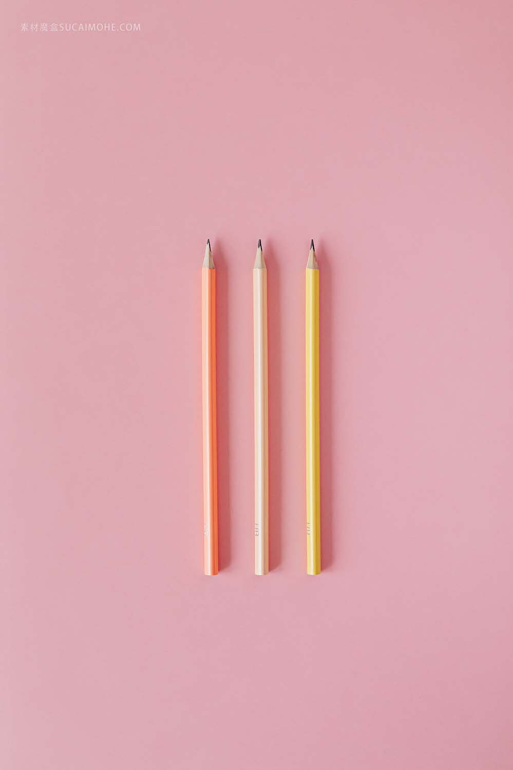 三支削尖的彩色铅笔kaboompics_Sharpened Colorful Pencils