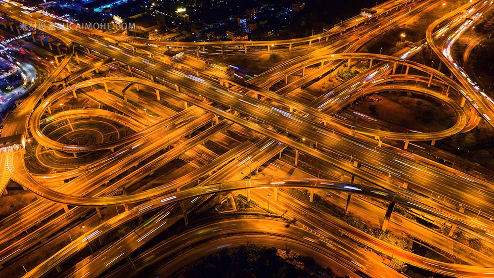 交通鸟瞰图在巨型的高速公路交叉点的在晚上aerial-view-traffic-massive-highway-intersection-night