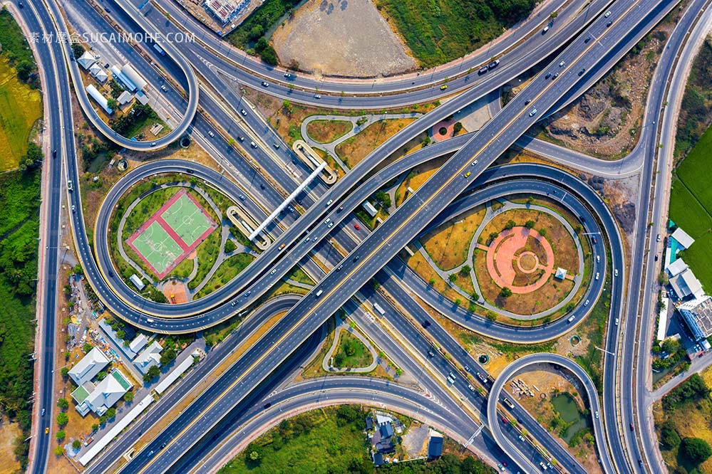 交通鸟瞰图在巨大的高速公路交叉点的aerial-view-traffic-massive-highway-intersection