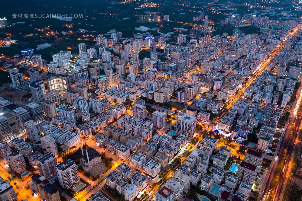 晚上，聚集的城市生活因土耳其的城市交通状况而减轻evening-agglomerated-city-life-lightened-by-city-