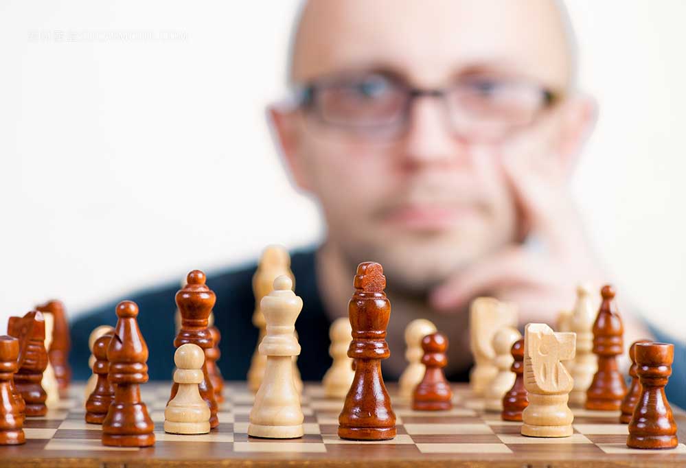 男人思考图形国际象棋策略棋盘沉思棋盘游戏