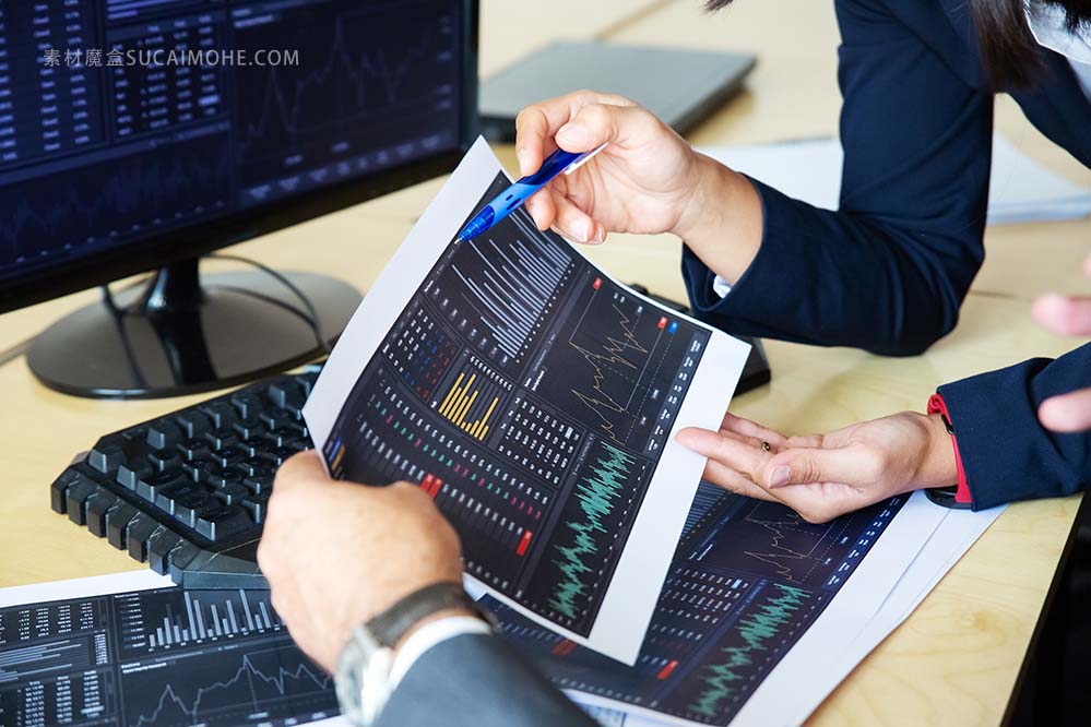 经纪商讨论交易策略，持有与财务数据的文件，笔指向图表。裁剪镜头。经纪人工作或股市交