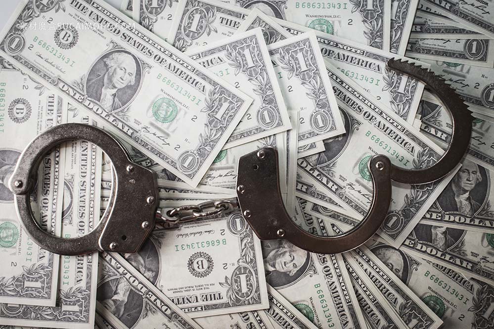 金属手铐和美元特写镜头照片closeup-shot-of-me<x>tal-handcuffs-and-dollars