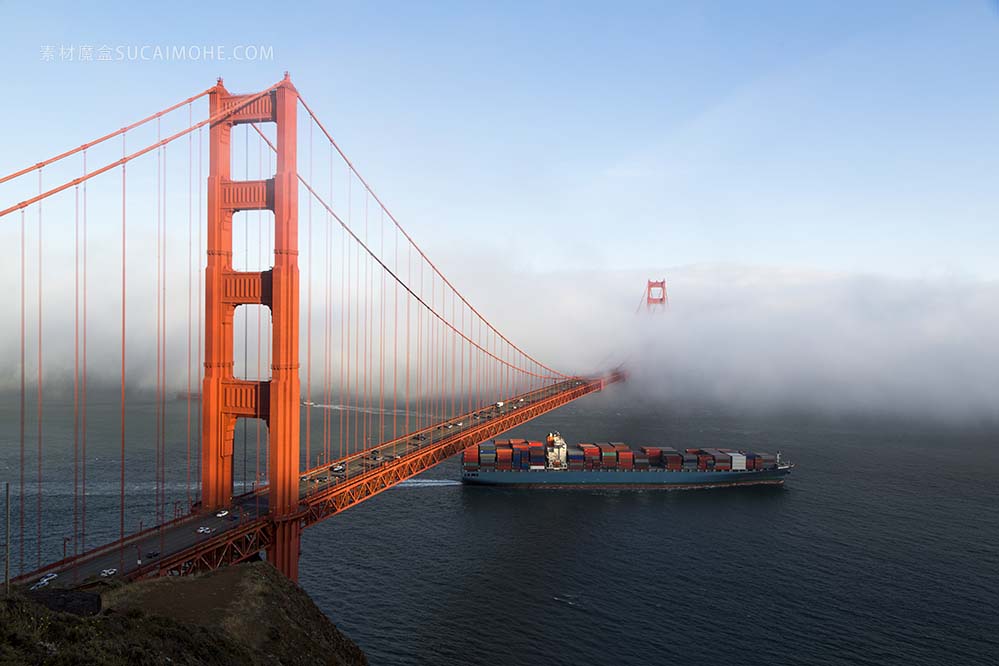 雾滚过旧金山的金门大桥。金门大桥是一座横跨金门大桥的吊桥，旧金山湾通往太平洋的开放