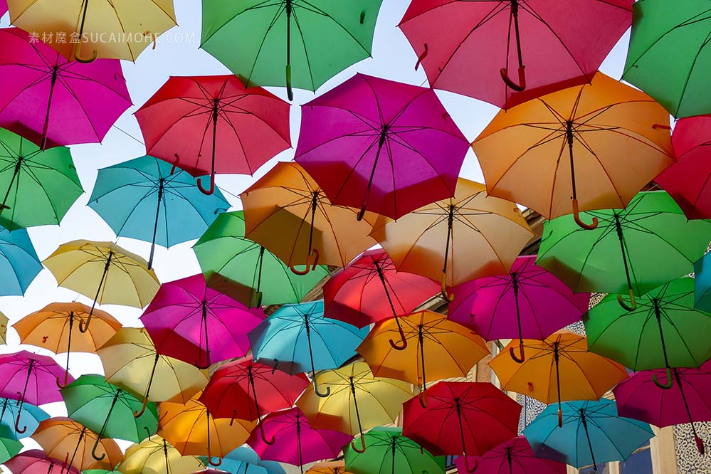 美丽的五颜六色的浮动雨伞展示beautiful-display-colorful-floating-umbrellas