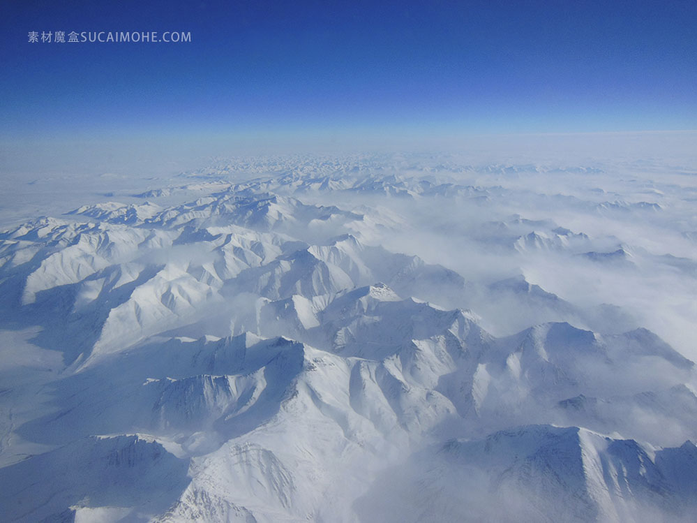 从高空看到的阿拉斯加山脉。来自美国国家航空航天局（NASA）