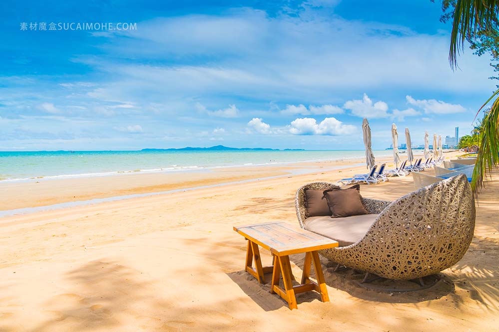 在沙滩和大海上用餐的椅子和桌子，蓝蓝的天空chair-table-dinning-beach-sea-with-blue-sky
