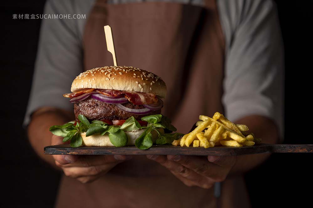 前视图男性控股托盘与汉堡和薯条front-view-male-holding-tray-with-burger-fries