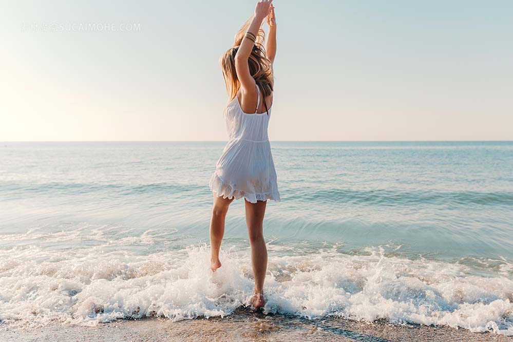 年轻迷人的幸福的女人跳舞转身在白色礼服度假海边沙滩阳光灿烂的夏天时尚风格young-attract