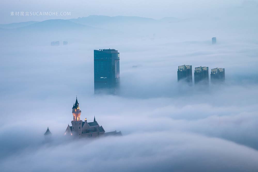 海市蜃楼平流雾/穿过云层的建筑