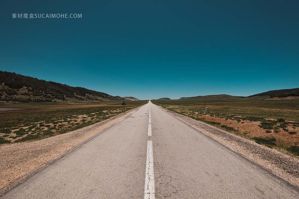 壮丽的景色一望无际的道路碧蓝的天空magnificent-view-endless-road-clear-blue-sky