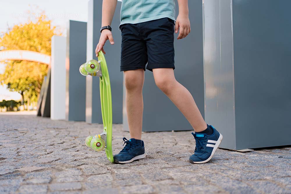 特写腿蓝色运动鞋带绿色滑板活跃的城市生活方式青少年训练爱好活动活跃的户外运动儿童滑