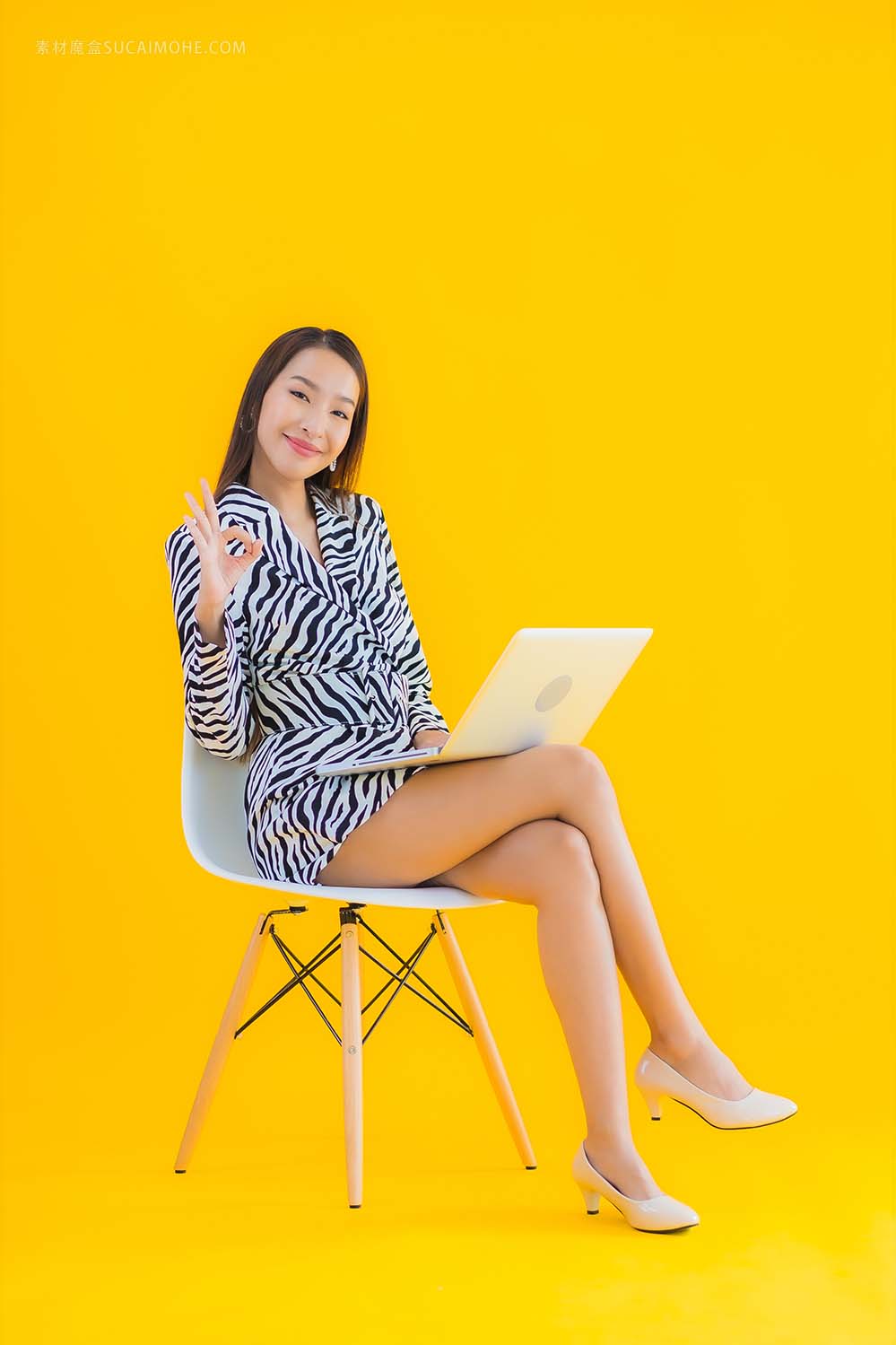 肖像美丽的年轻亚洲女子使用便携式计算机上黄色照片portrait-beautiful-young-asian-woman-use-laptop-c