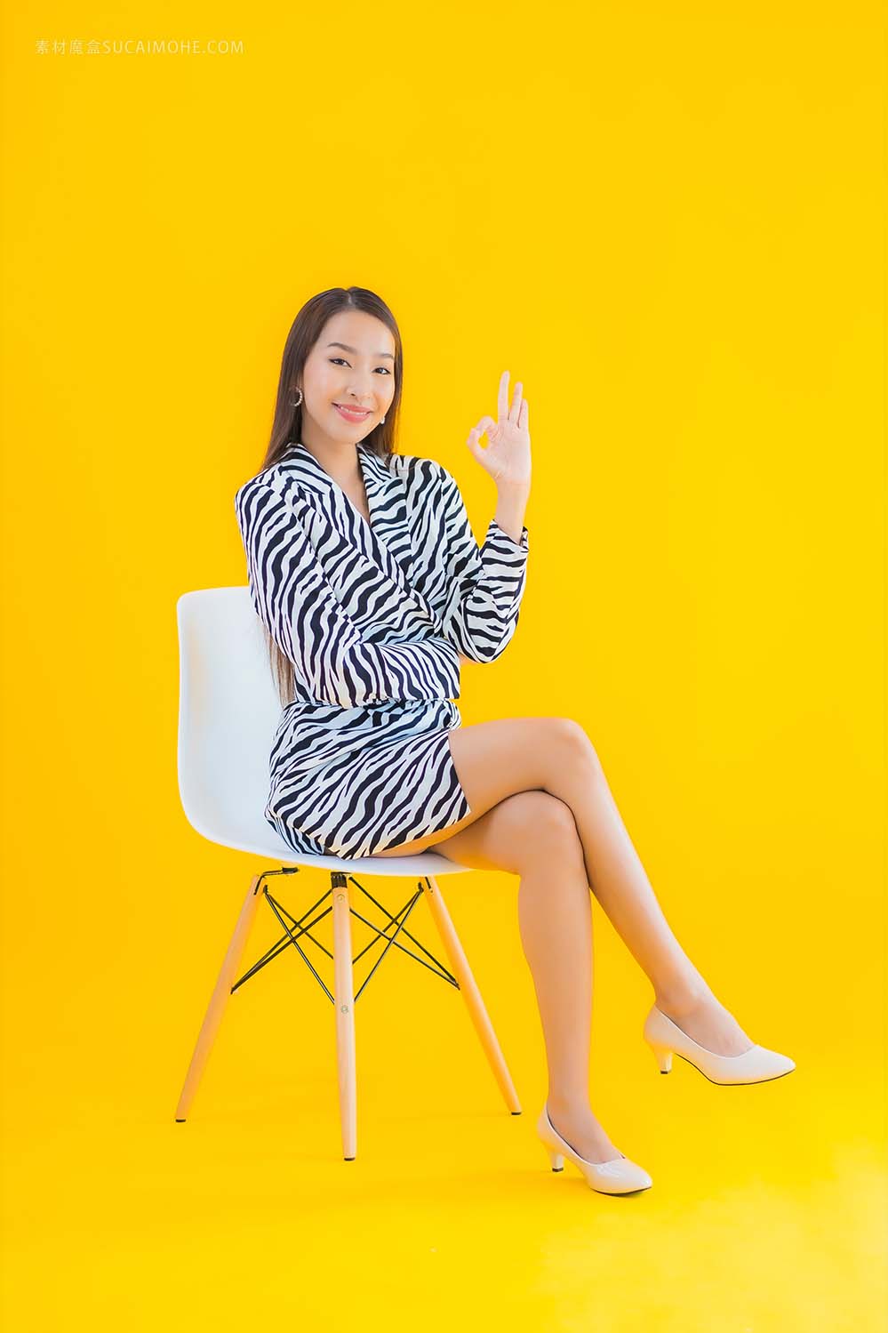 肖像美丽的年轻亚裔女子坐在椅子上，对黄色的行动-portrait-beautiful-young-asian-woman-sit-chair-with