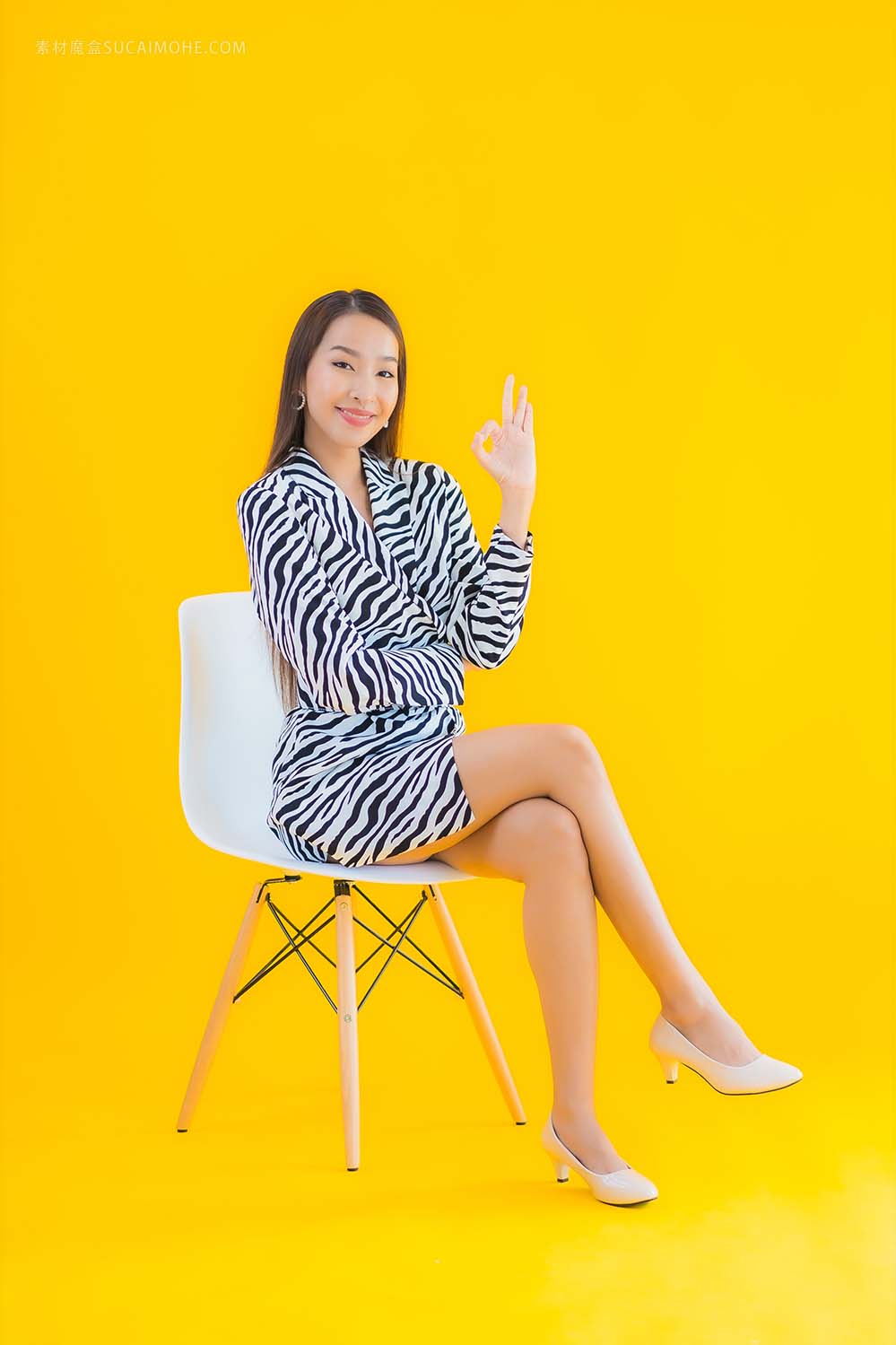 肖像美丽的年轻亚裔女子坐在椅子上，对黄色的行动-portrait-beautiful-young-asian-woman-sit-chair-with