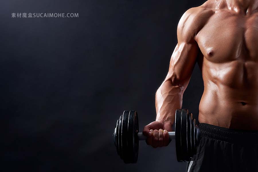 工作室的年轻健美男子照片